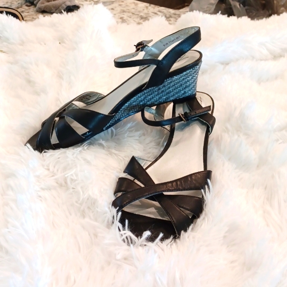 Trotters wedge sandals 9.5N